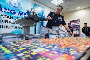 5大耳窿跑腿落网   警起获近3000张提款卡