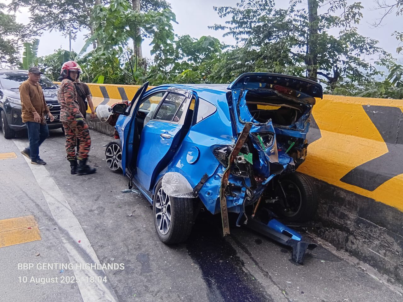 Bas persiaran terbabas di laluan turun Genting Highlands, langgar dua kenderaan