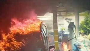 疑蓄意纵火烧民宅2车 嫌犯摩托也殃及！ 