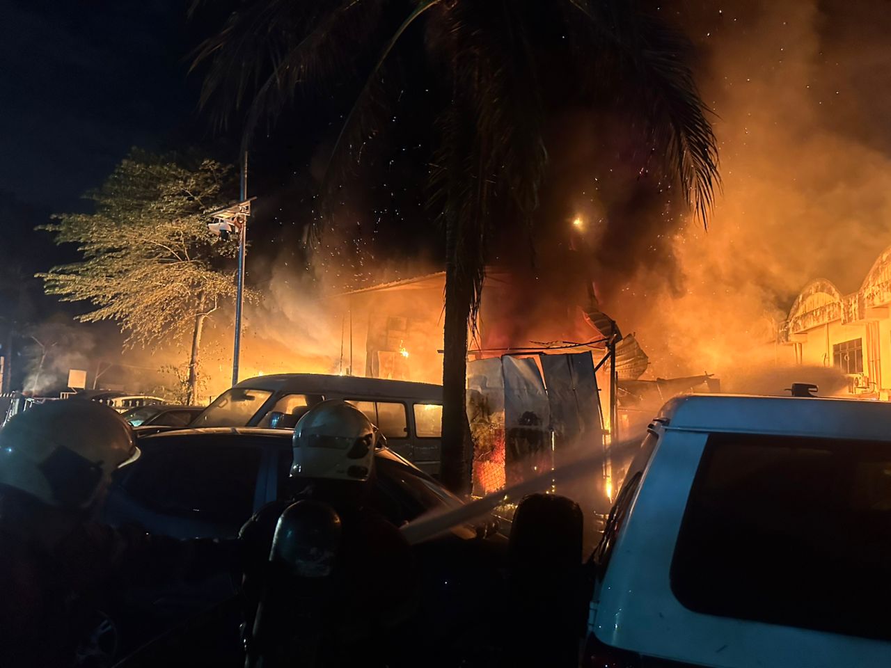 Bengkel terbakar, 37 kereta dan tujuh motosikal musnah 