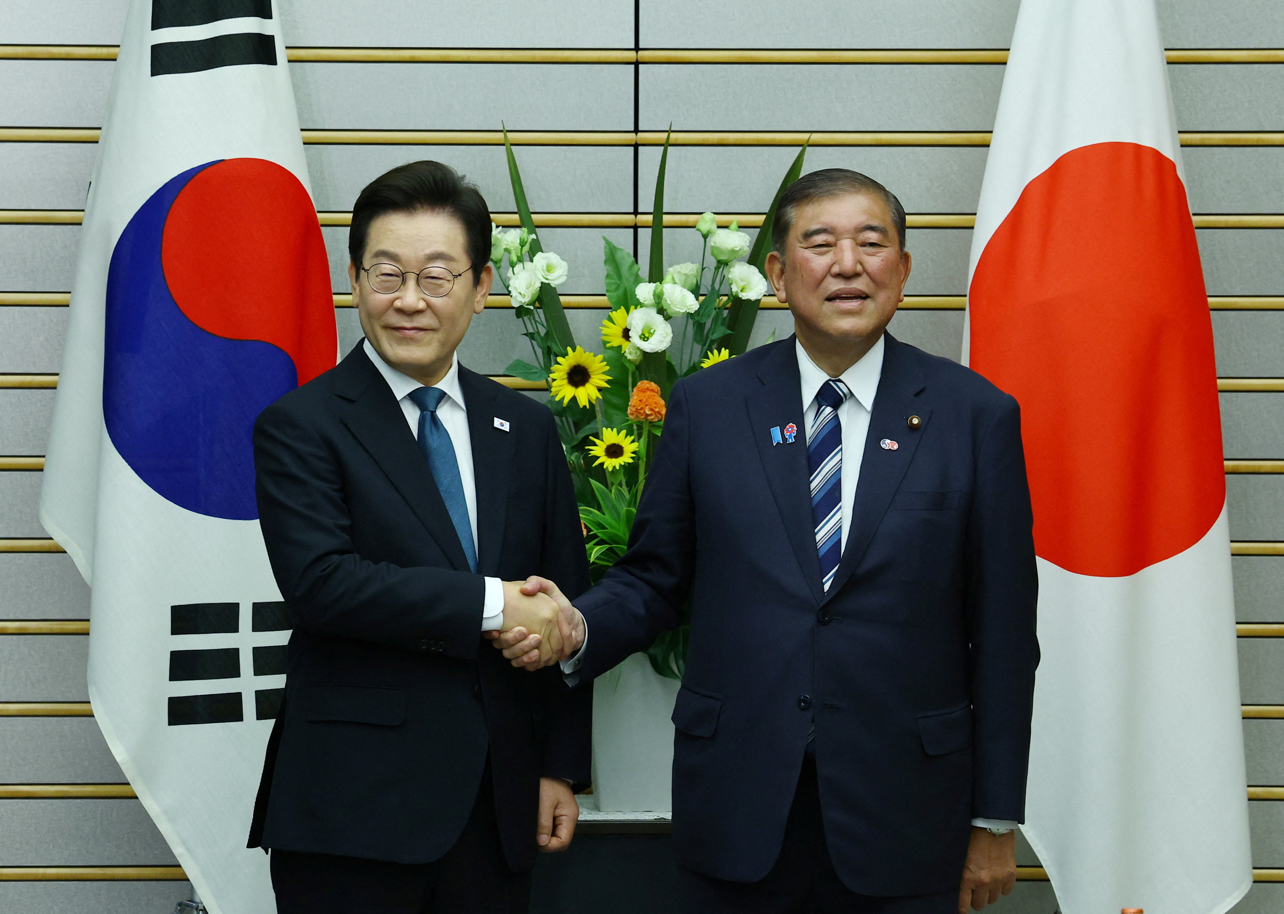 Japan, South Korea affirm cooperation before Lee meets Trump