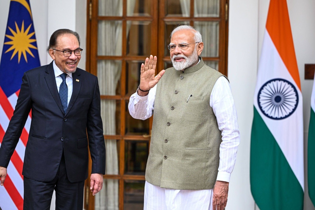 பிரதமர் அன்வர் இப்ராஹிம் இந்தியப் பிரதமர் நரேந்திர மோடியுடன்
