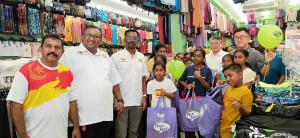 ரவாங் கே.கே.ஐ. தேவசெல்வன் ஏற்பாட்டில் 20 தமிழ்ப்பள்ளி மாணவர்களுக்கு வெ.100 பற்றுச்சீட்டுகள் விநியோகம்