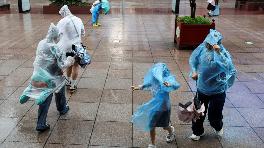 சீனாவின் ஷங்காய் நகரில் இரண்டாவது முறையாக சூறாவளி தாக்கியது