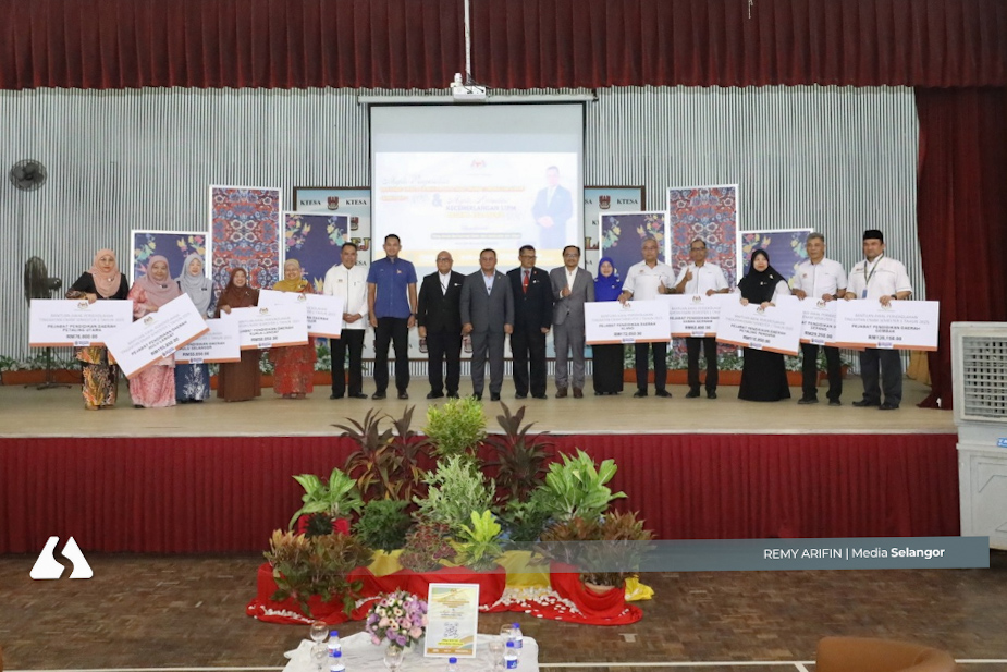 Hampir 6,000 pelajar tingkatan enam di Selangor terima bantuan awal persekolahan