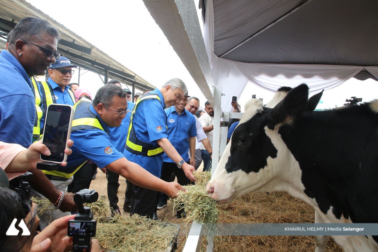 Zahid, Amirudin break ground on Ehsan Dairy Farm