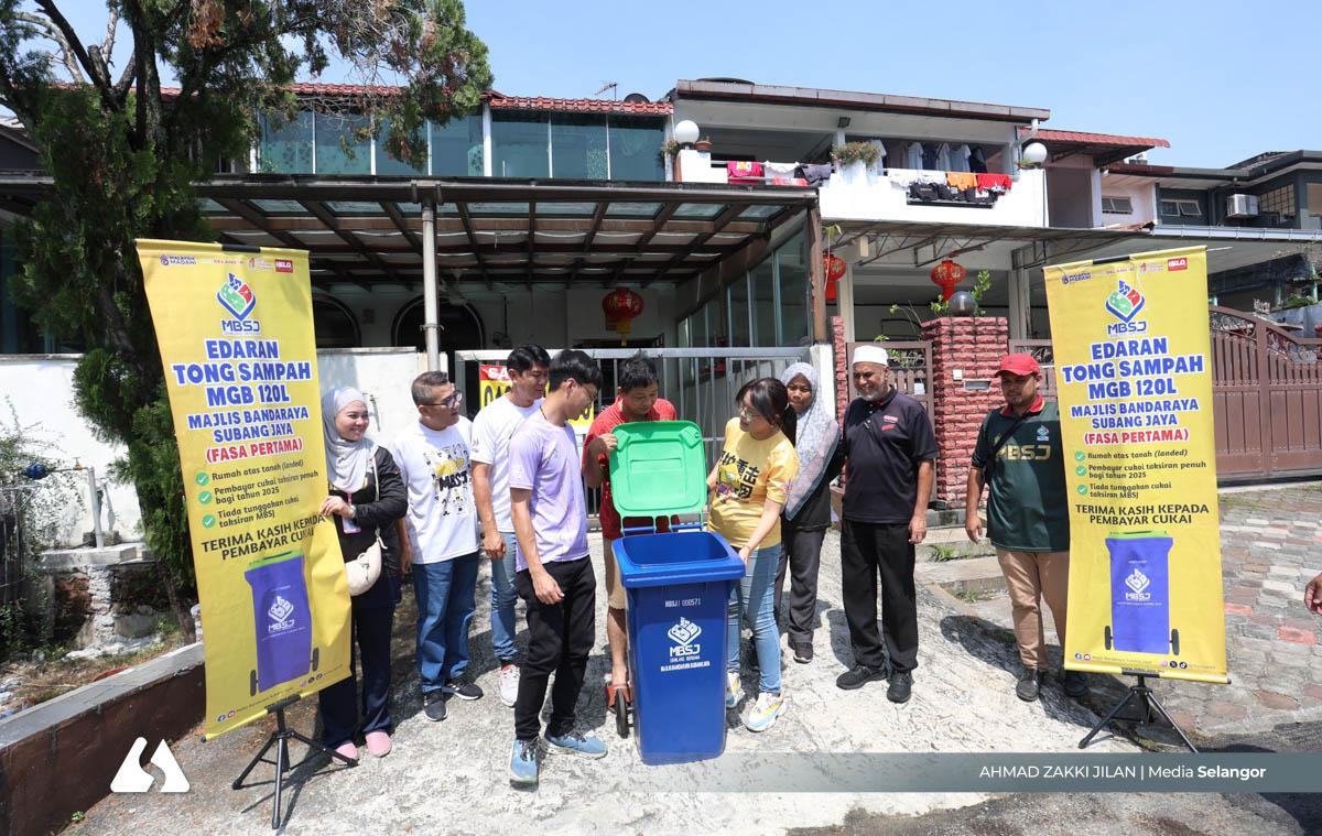 Penghargaan MBSJ: 773 penduduk Seri Kembangan terima tong sampah percuma