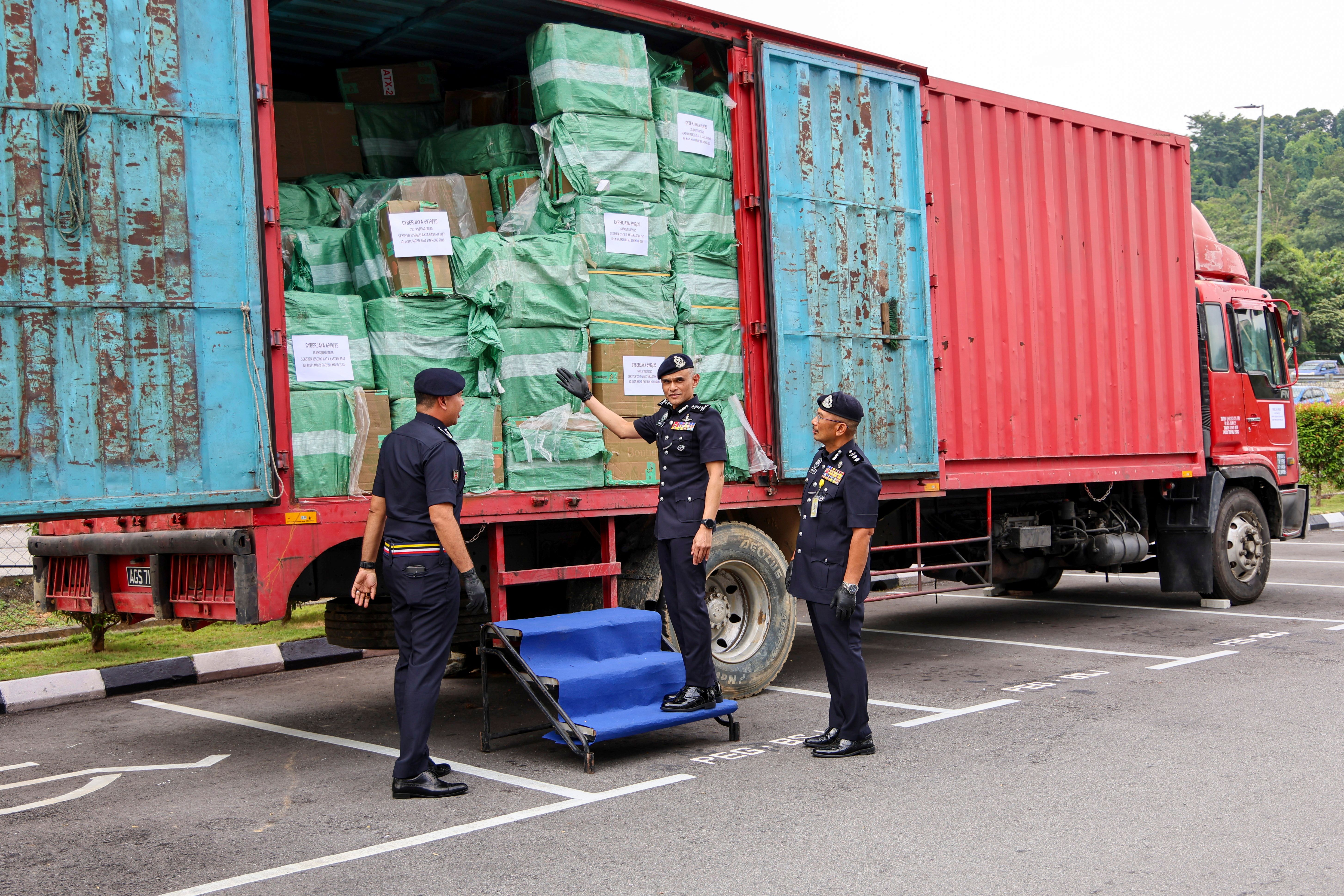 罗里搜出市值1345万走私烟   男司机与助手当场被捕！