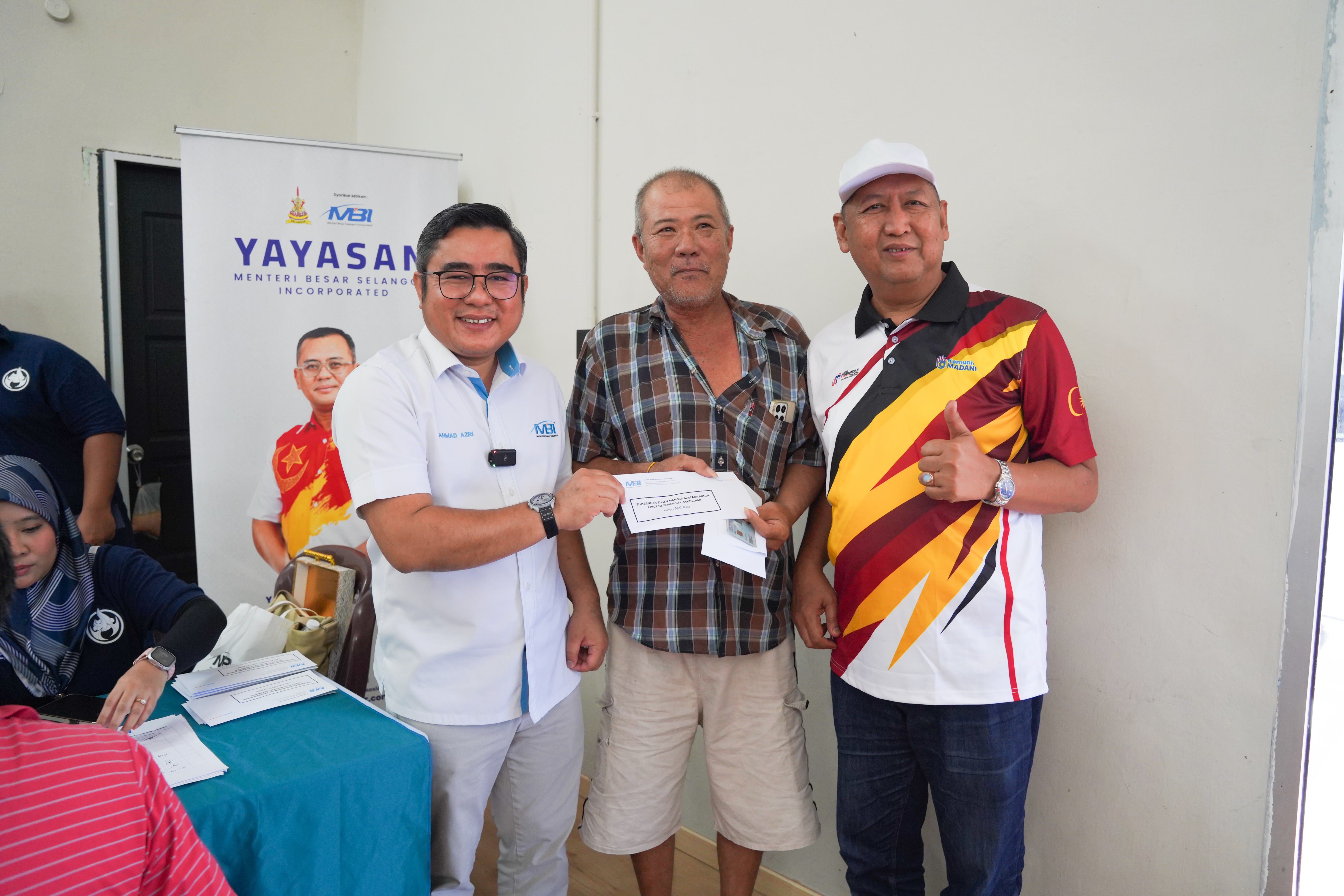 Yayasan MBI, pejabat tanah salur bantuan kepada 52 mangsa ribut Taman Ria