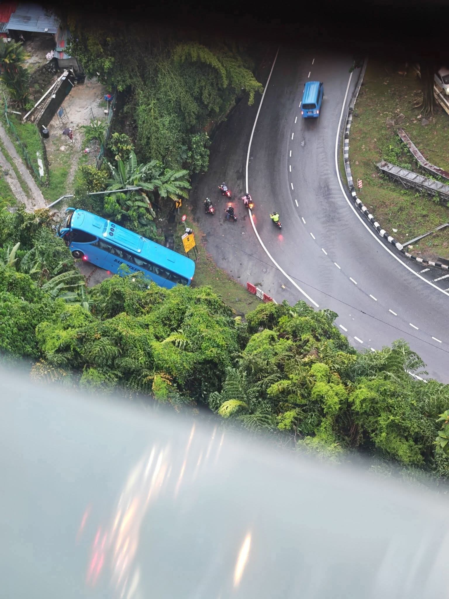 Enam cedera, bas bawa 29 pekerja kilang terbabas di selekoh berbukit