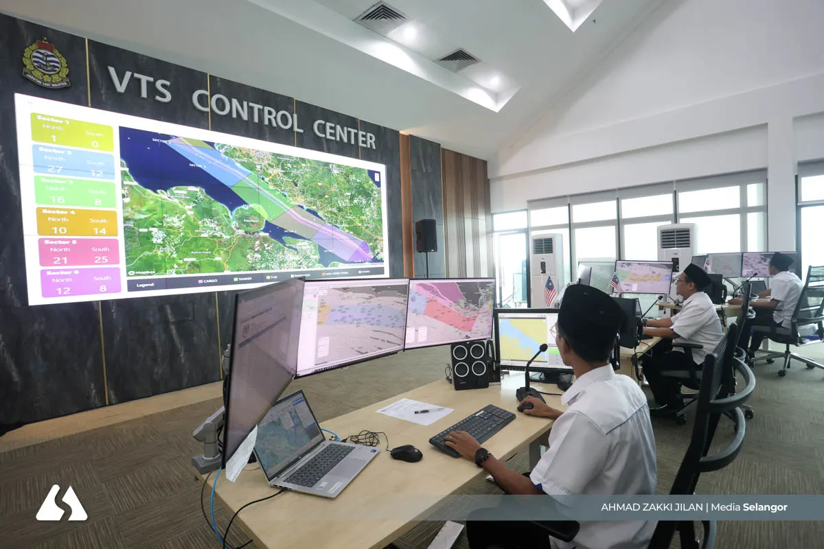 கோல லங்காட் நீரில் வெளி நாட்டினரால் இயக்கப்படும் உள்ளூர் மீன்பிடிக் கப்பல் தடுத்து வைக்கப்பட்டது