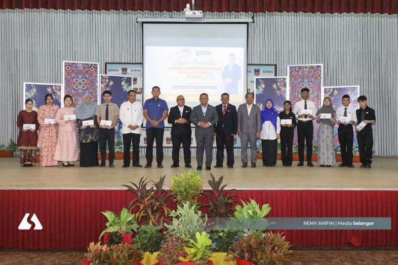 Selangor gives nearly 6,000 Form 6 students school aid