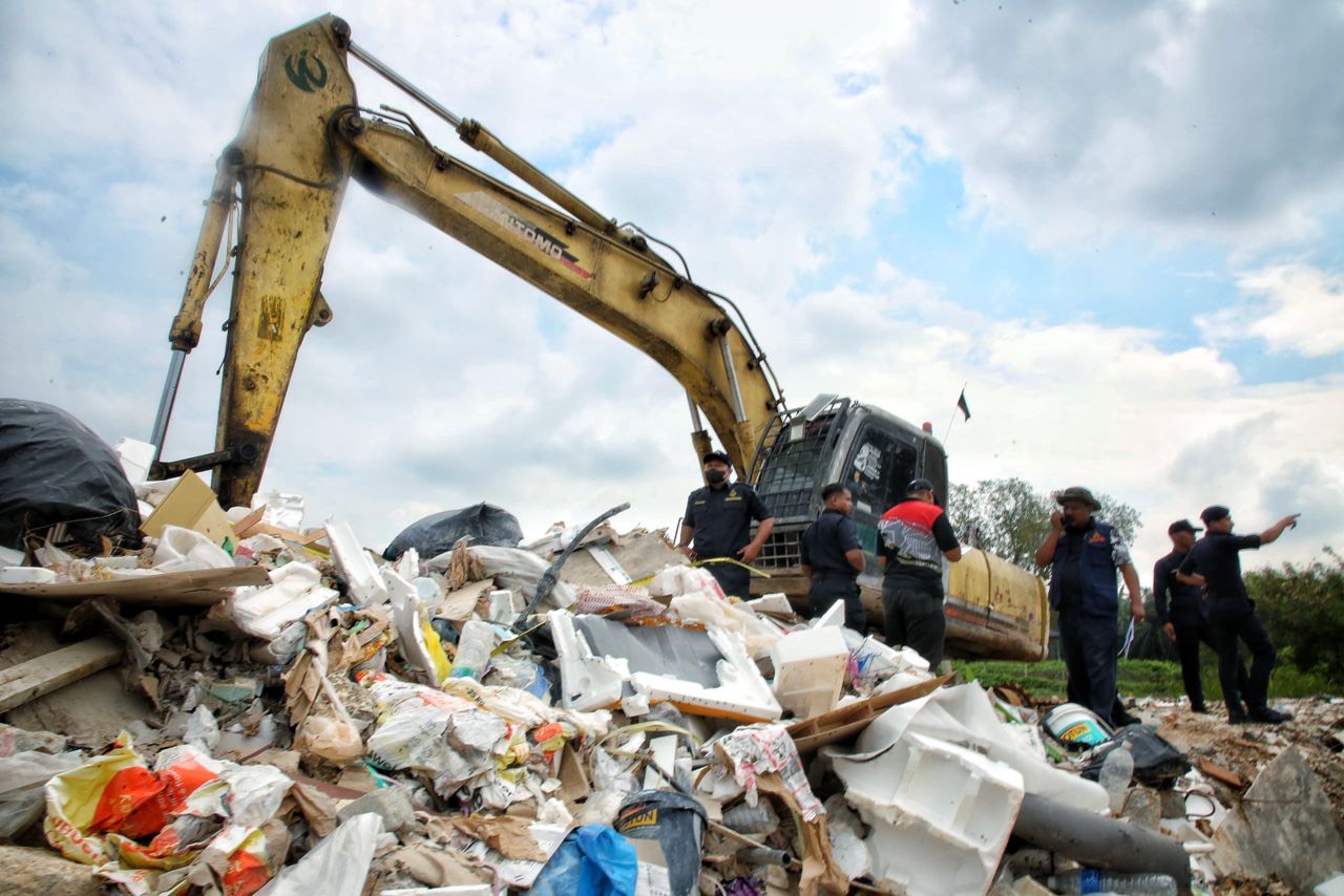 Selangor Land, Mines Office raids illegal rubbish dump in Ijok