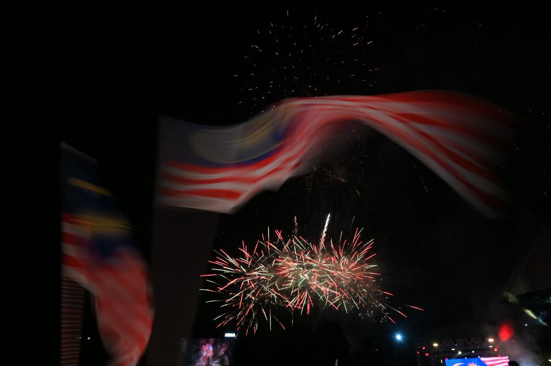 Dataran Kemerdekaan Shah Alam bergema laungan Merdeka, lebih 60,000 pengunjung hadir