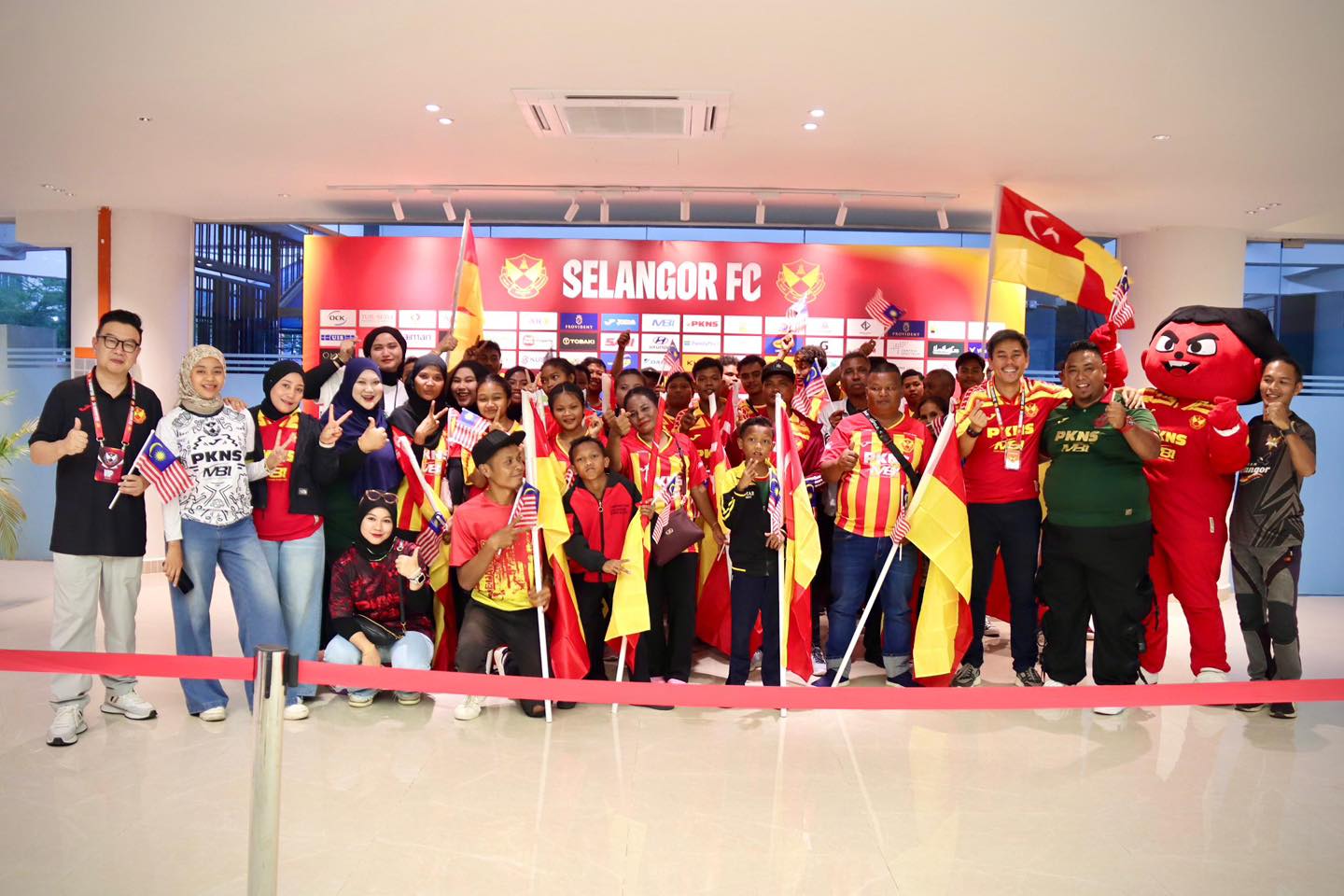 Orang Asal Bukit Manchung rasai pengalaman di stadium, dekati pemain SFC
