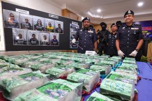 警方突袭麻坡蕉赖捕10人 捣毁国际贩毒集团起获200万毒品