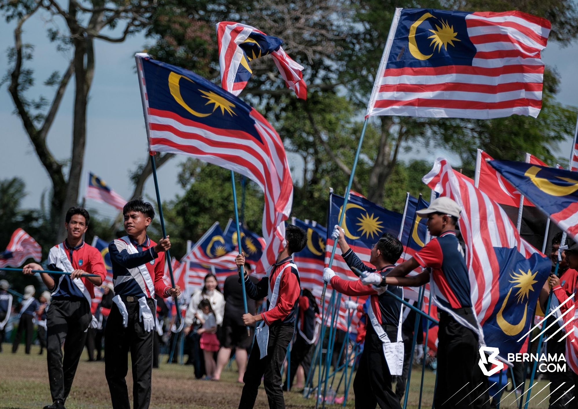Lebih 100,000 rakyat warnai Merdeka 2025, PM beri isyarat tanda bagus