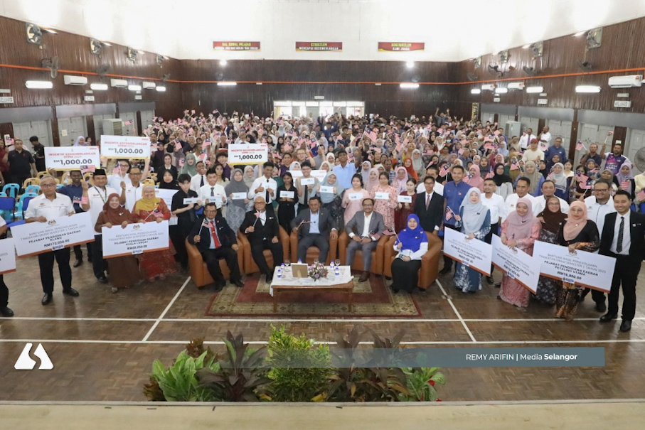 Selangor gives nearly 6,000 Form 6 students school aid
