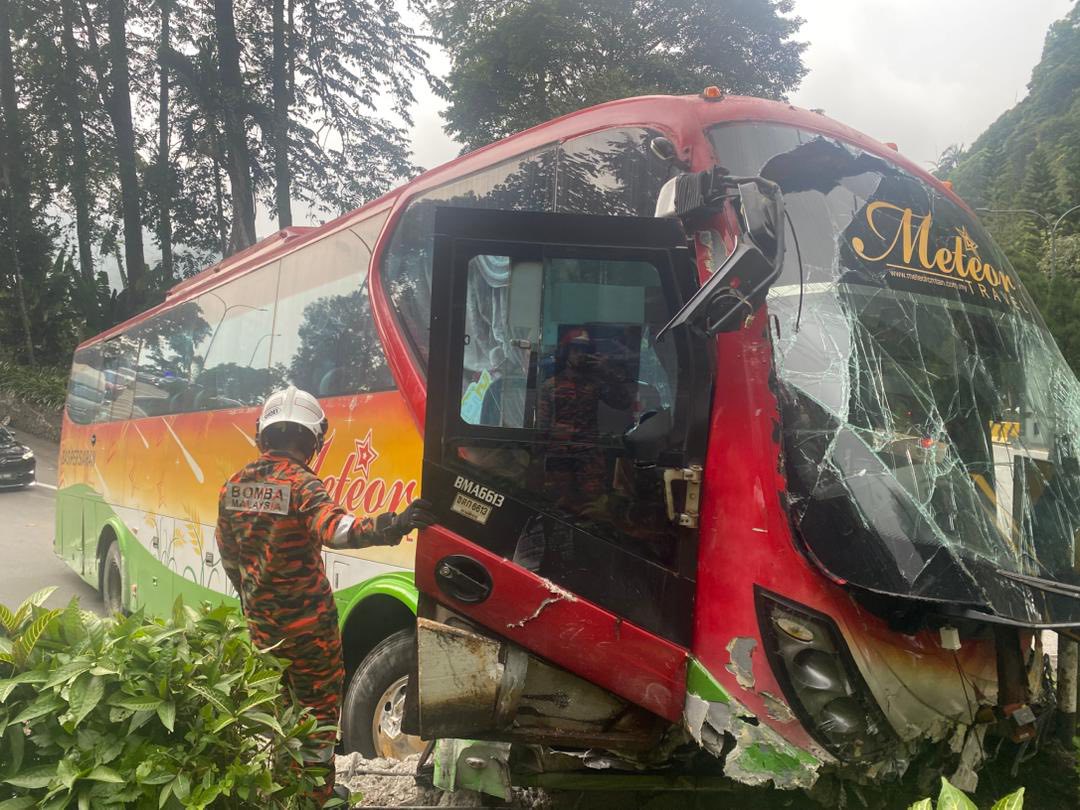 Bas persiaran terbabas di laluan turun Genting Highlands, langgar dua kenderaan