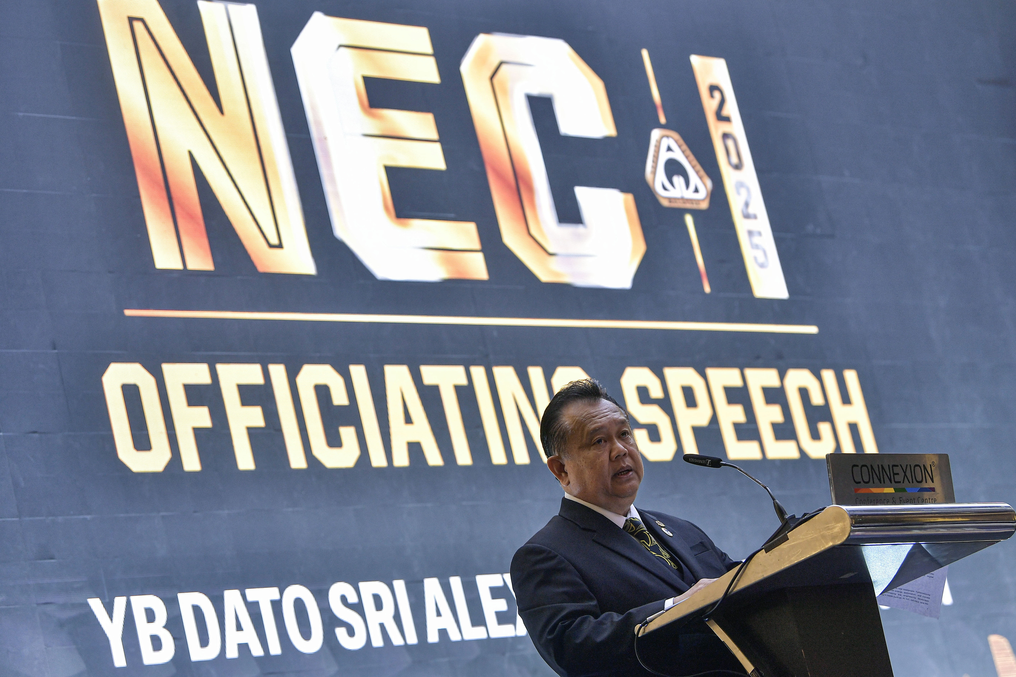 மலேசியா சுமார் 100,000 பொறியாளர்கள் பற்றாக்குறையை எதிர்கொள்கிறது