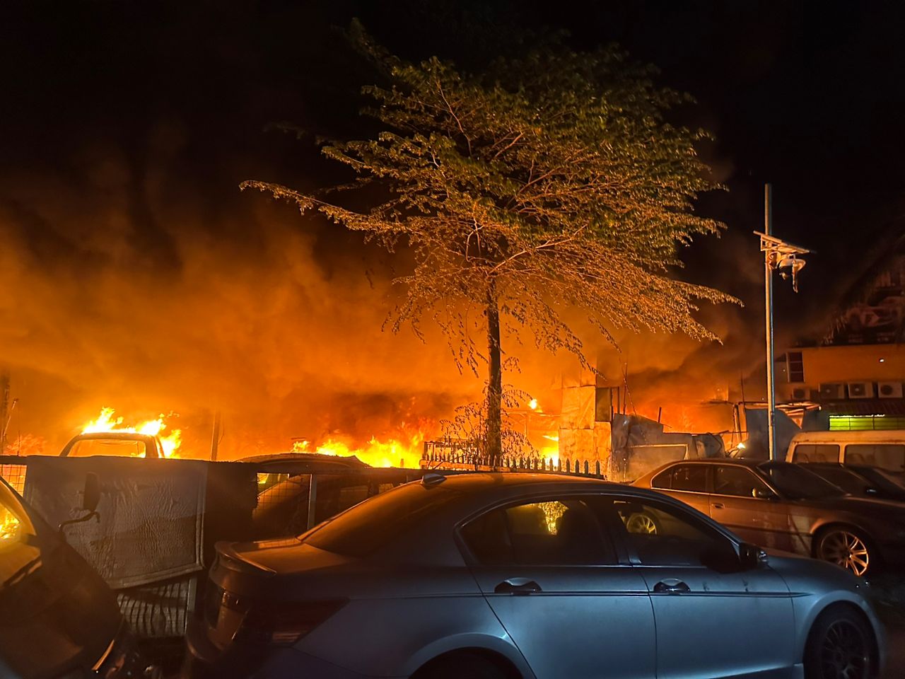 Bengkel terbakar, 37 kereta dan tujuh motosikal musnah 