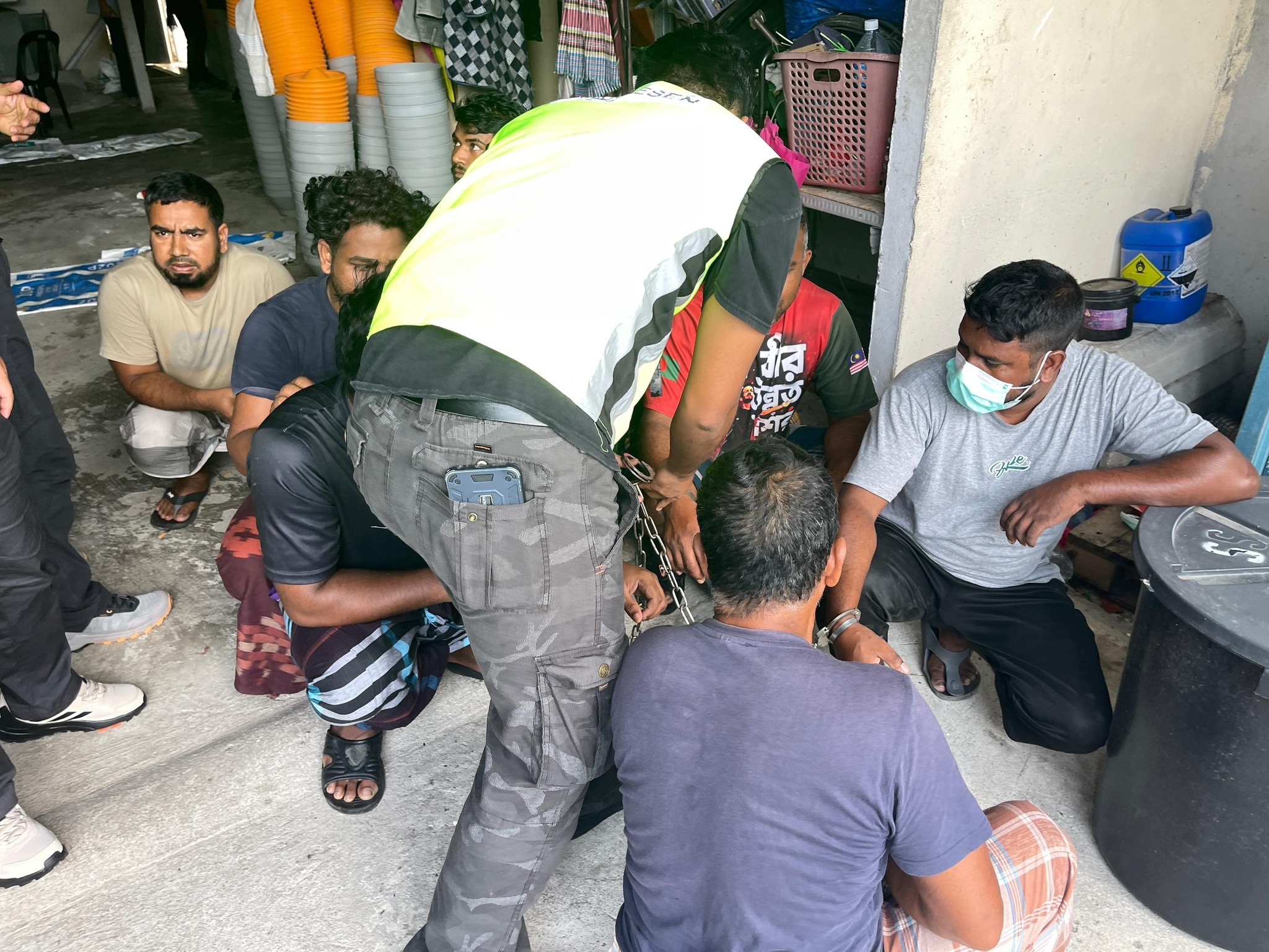 Ladang ternakan ayam haram di Jeram diserbu, 10 warga asing ditahan