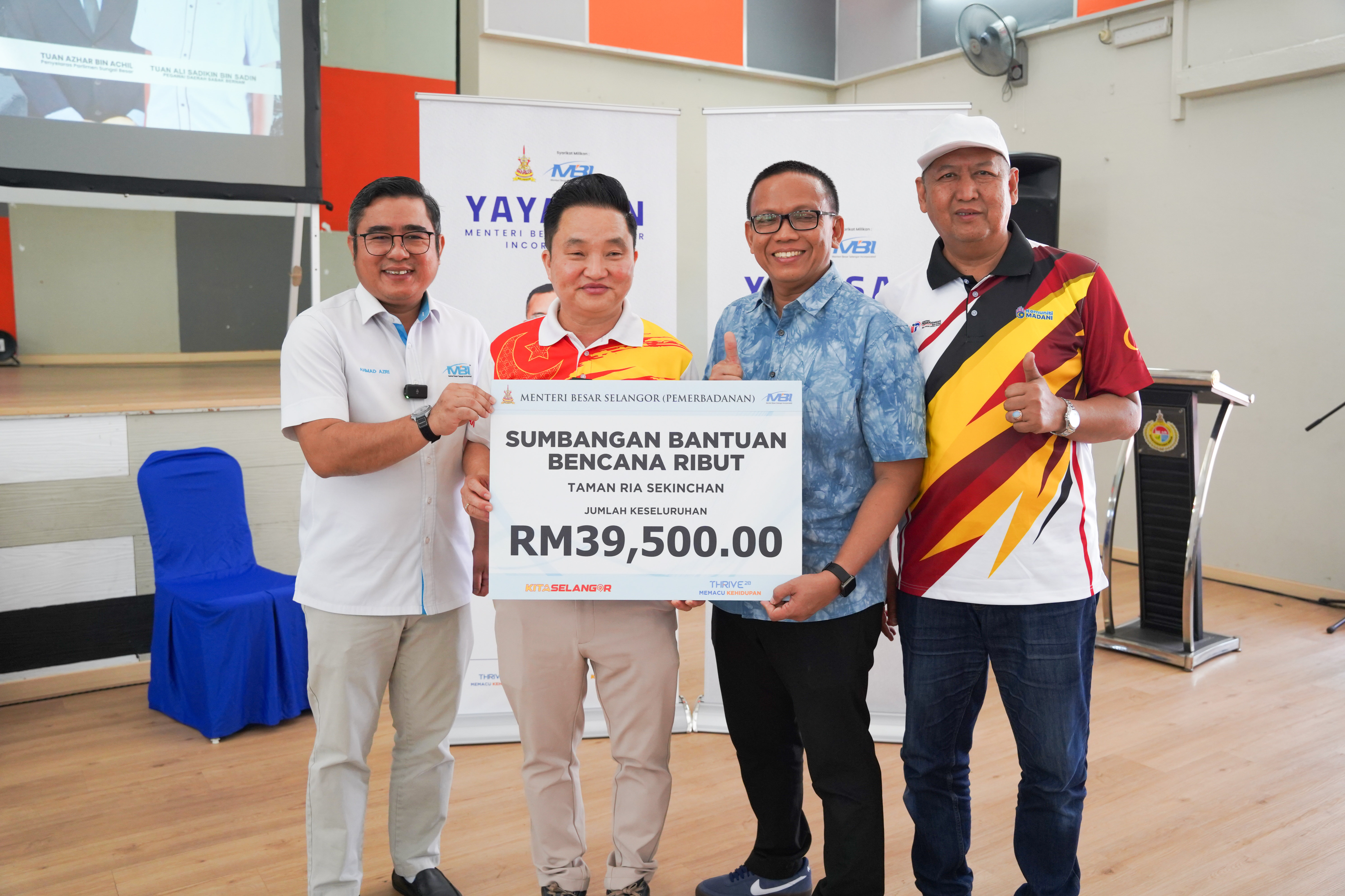 Yayasan MBI, pejabat tanah salur bantuan kepada 52 mangsa ribut Taman Ria