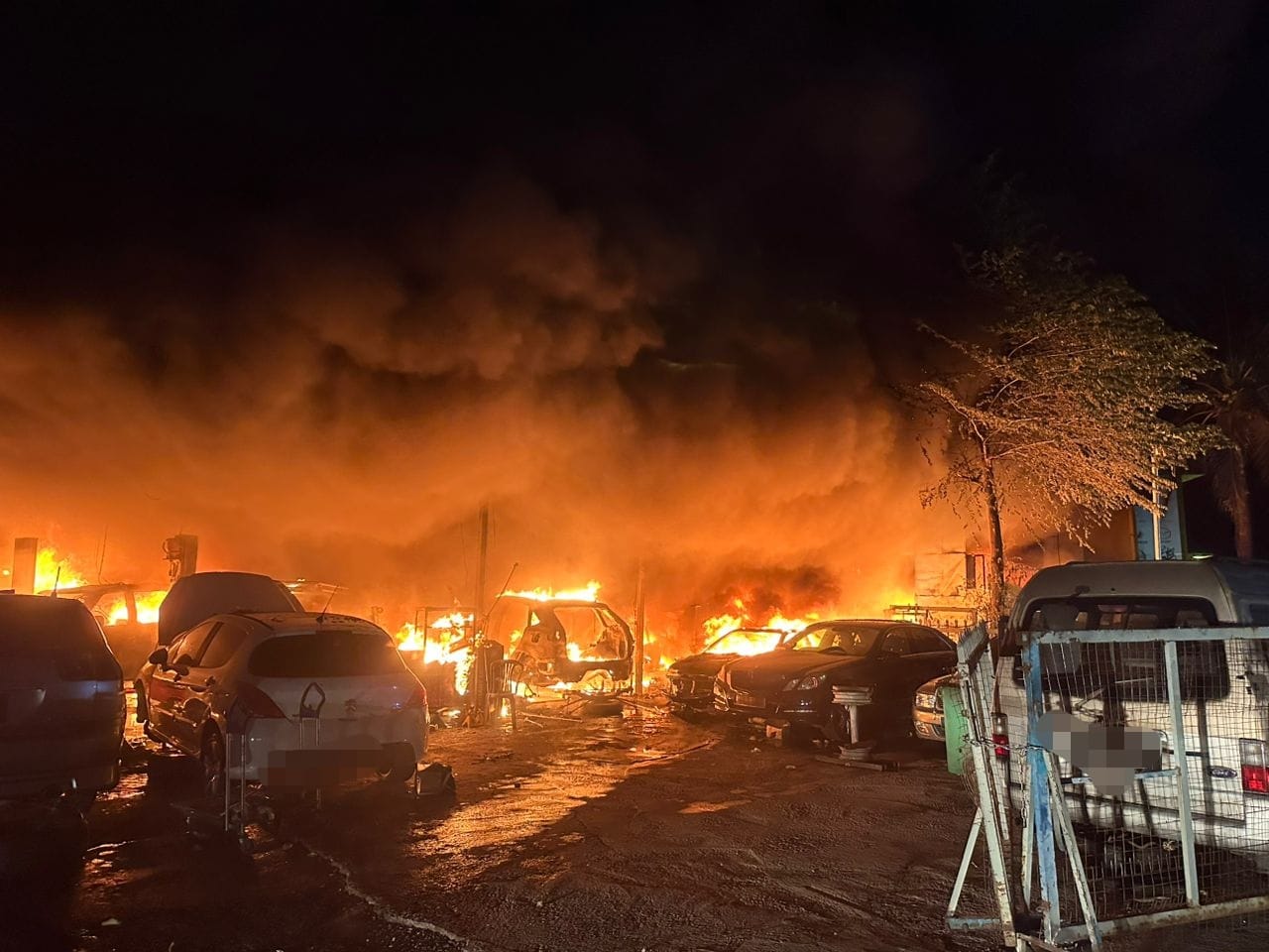 Bengkel terbakar, 37 kereta dan tujuh motosikal musnah 