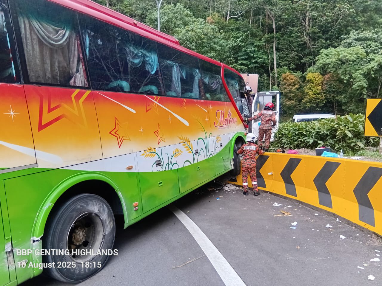 Bas persiaran terbabas di laluan turun Genting Highlands, langgar dua kenderaan