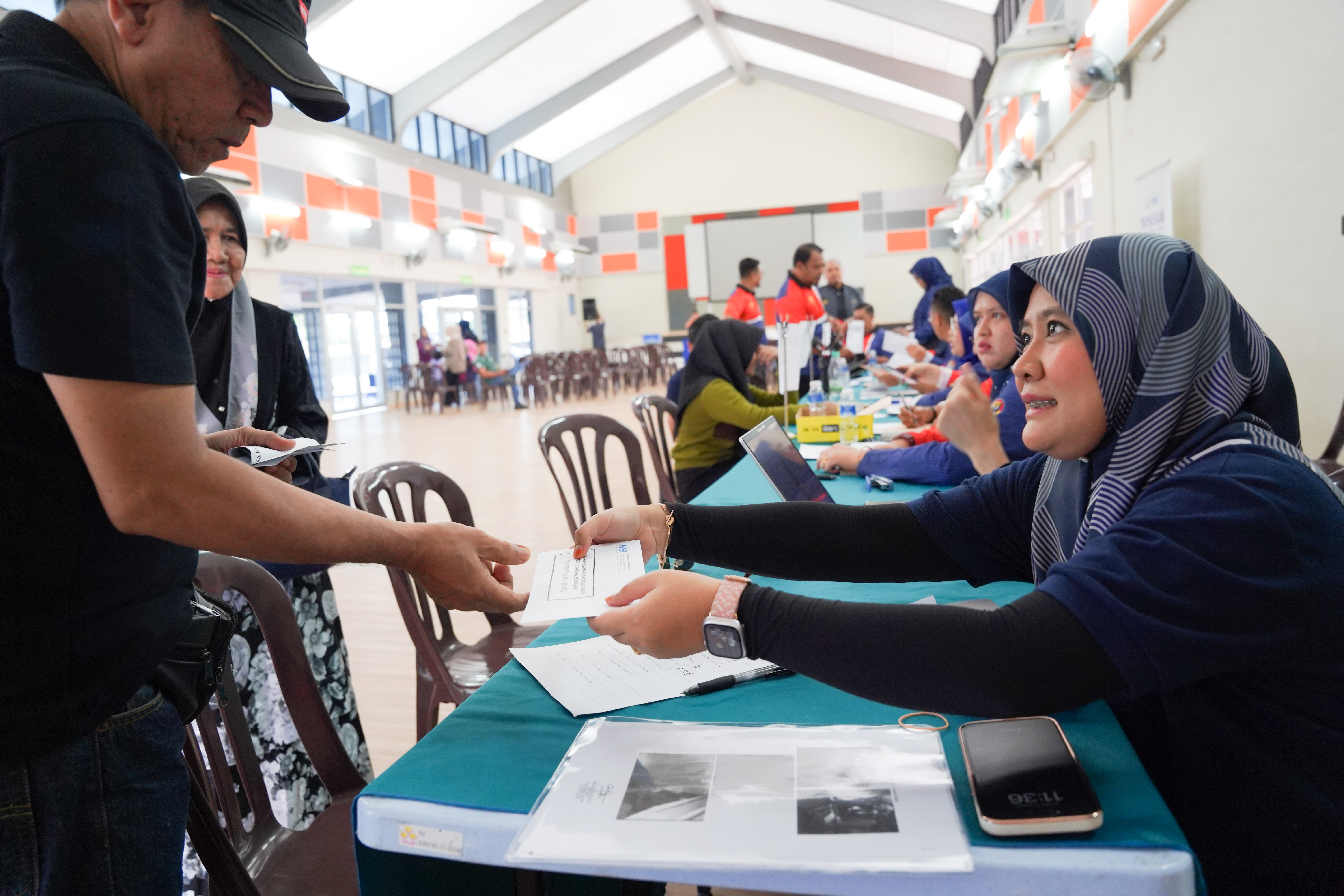 Yayasan MBI, pejabat tanah salur bantuan kepada 52 mangsa ribut Taman Ria