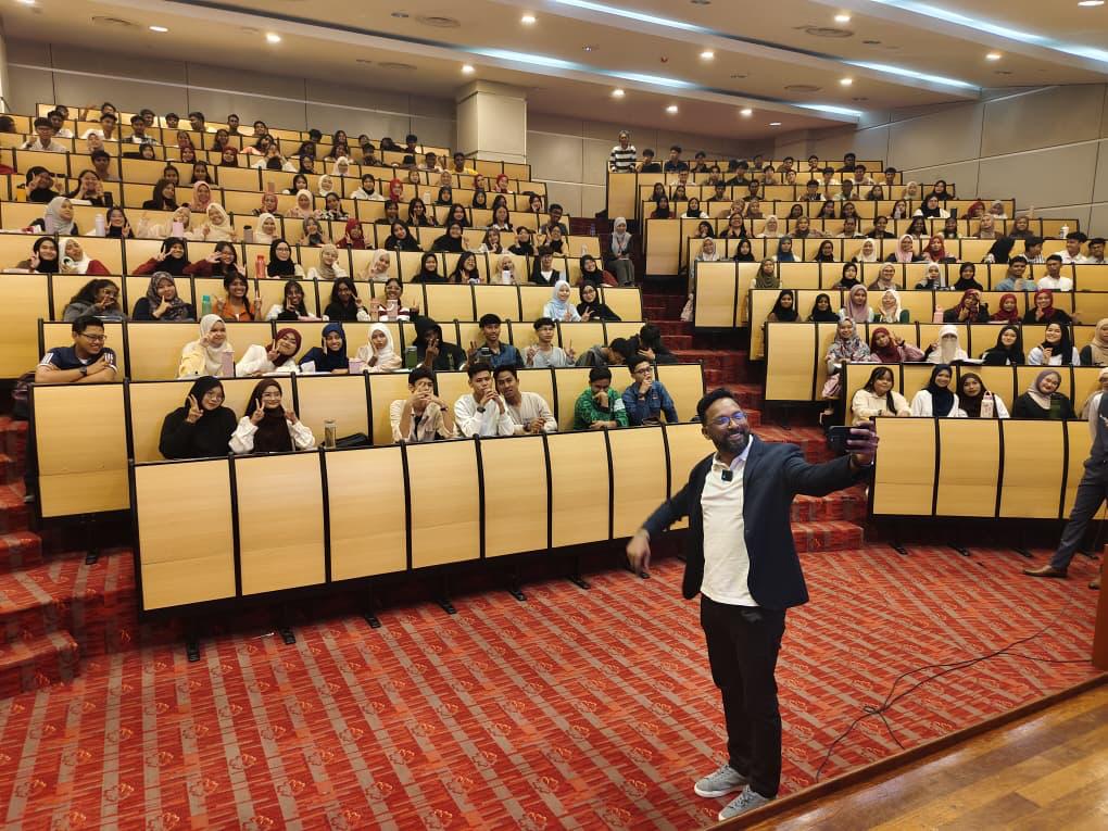 Lebih 300 pelajar sertai seminar SPM, tingkat keyakinan jawab peperiksaan 