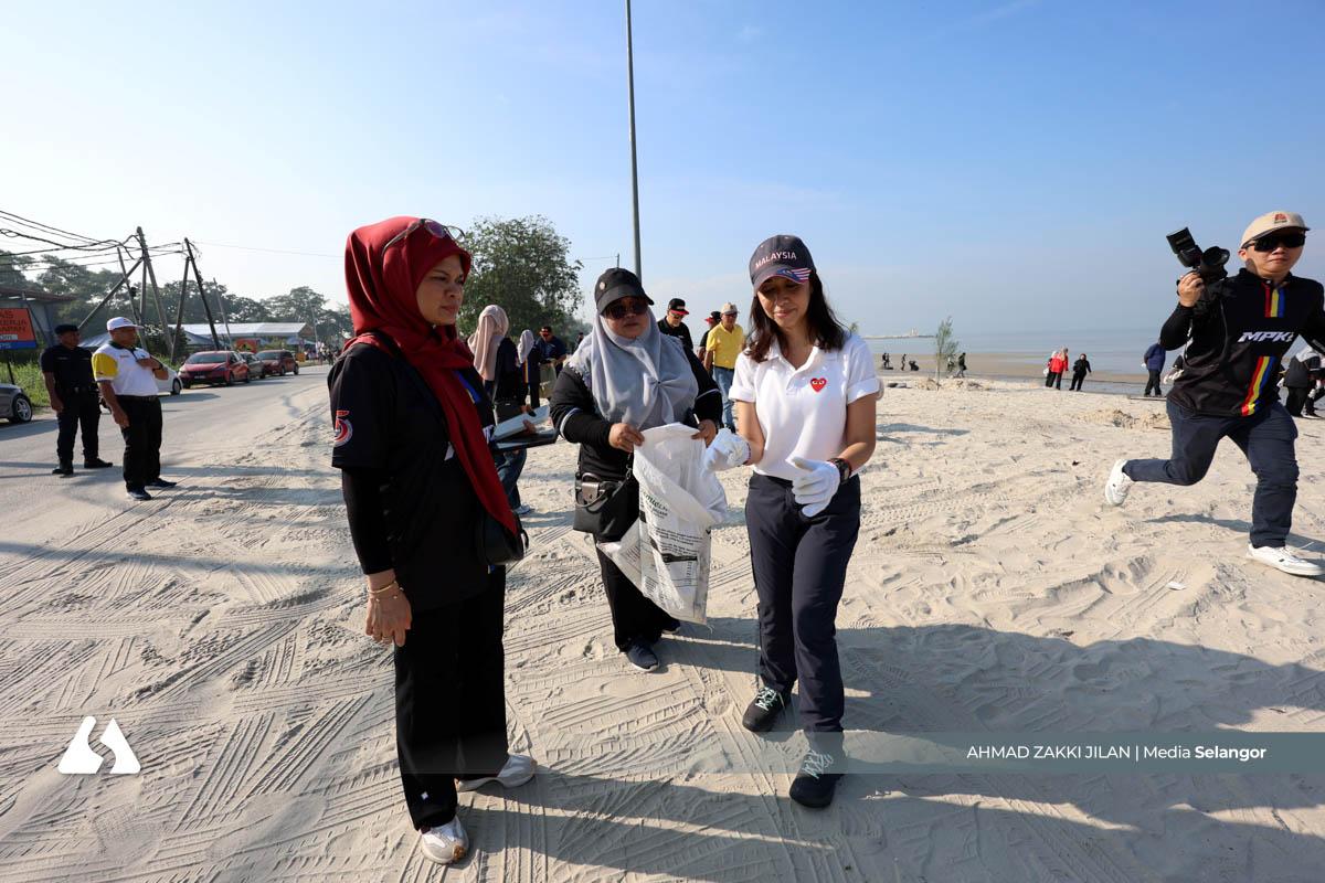Tengku Zatashah sertai aktiviti bersih pantai, tanam pokok di Pantai Morib