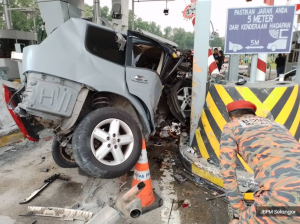 加影收费站夺命车祸： 疑罗里失控猛冲 警方捕司机助查