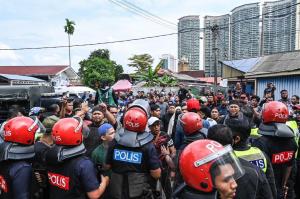 Dang Wangi top cop hurt during Kg Sg Baru squatter raid