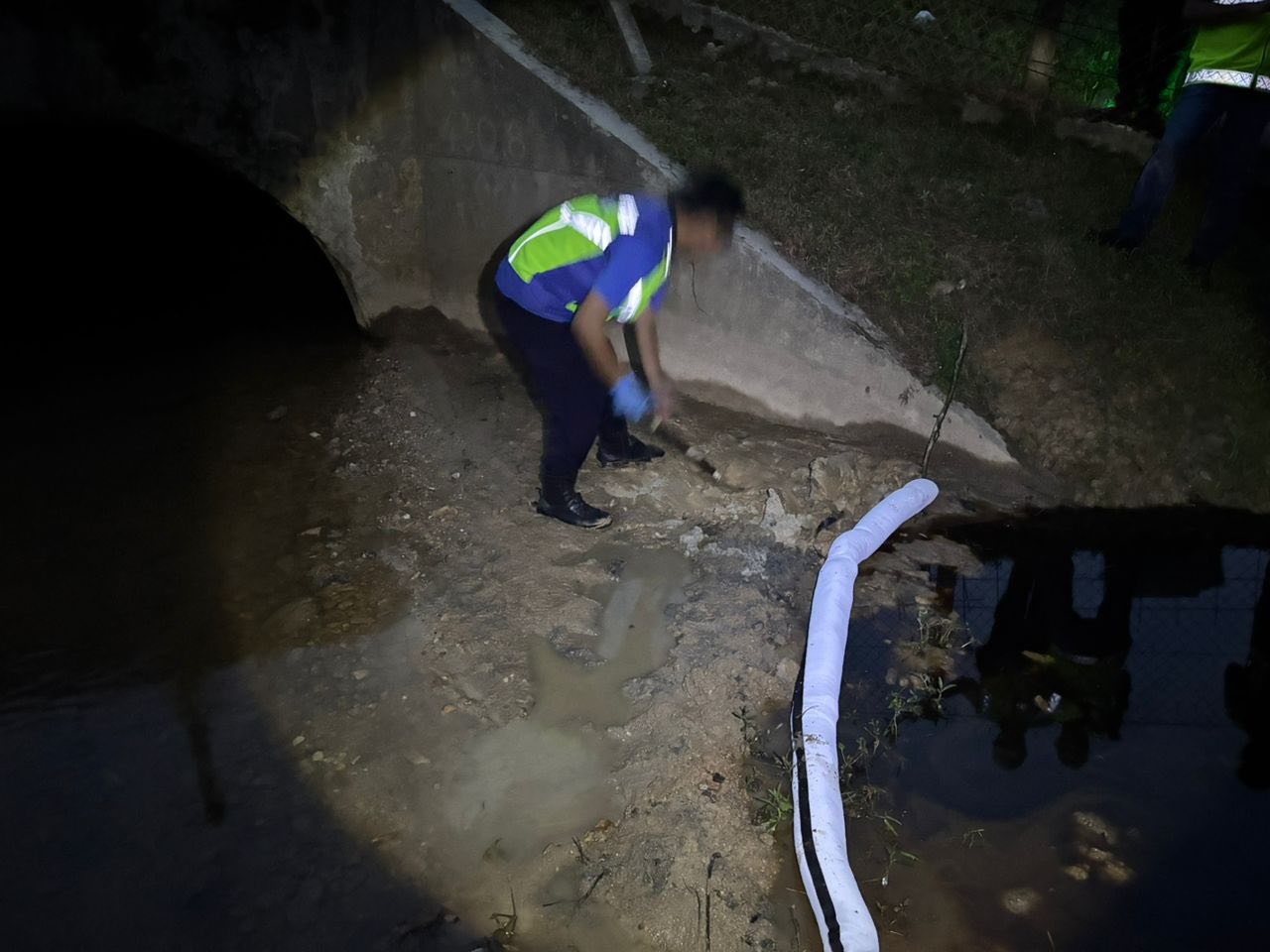 Lori bawa minyak kemalangan, LUAS bertindak segera elak pencemaran sungai