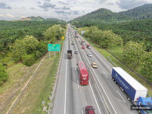 学校假期结束在即 各大道上午交通顺畅