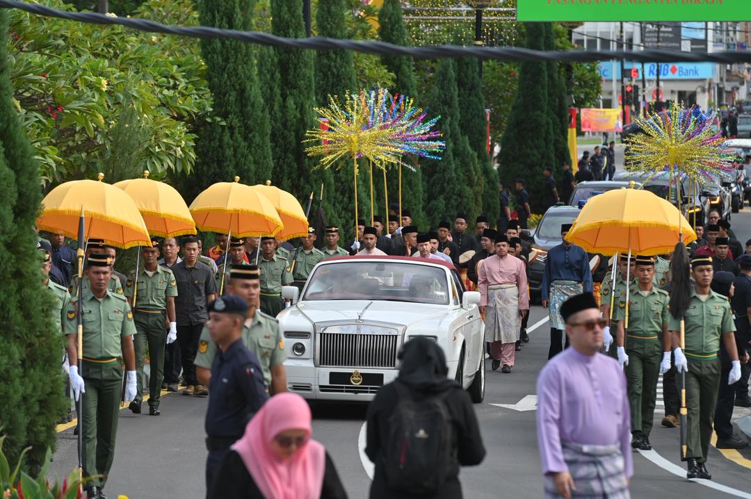 Tengku Amir Shah berkenan tinjau raptai penuh istiadat pernikahan