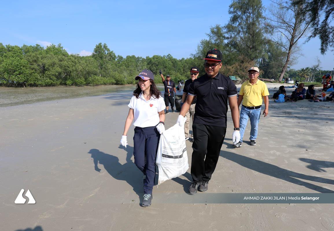 Tengku Zatashah sertai aktiviti bersih pantai, tanam pokok di Pantai Morib