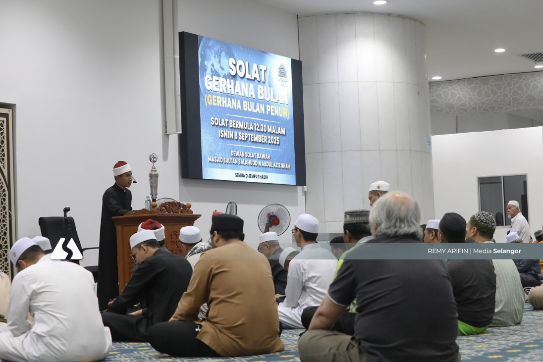 Fenomena Blood Moon: Ratusan tunai solat sunat gerhana di Masjid Negeri (VIDEO)