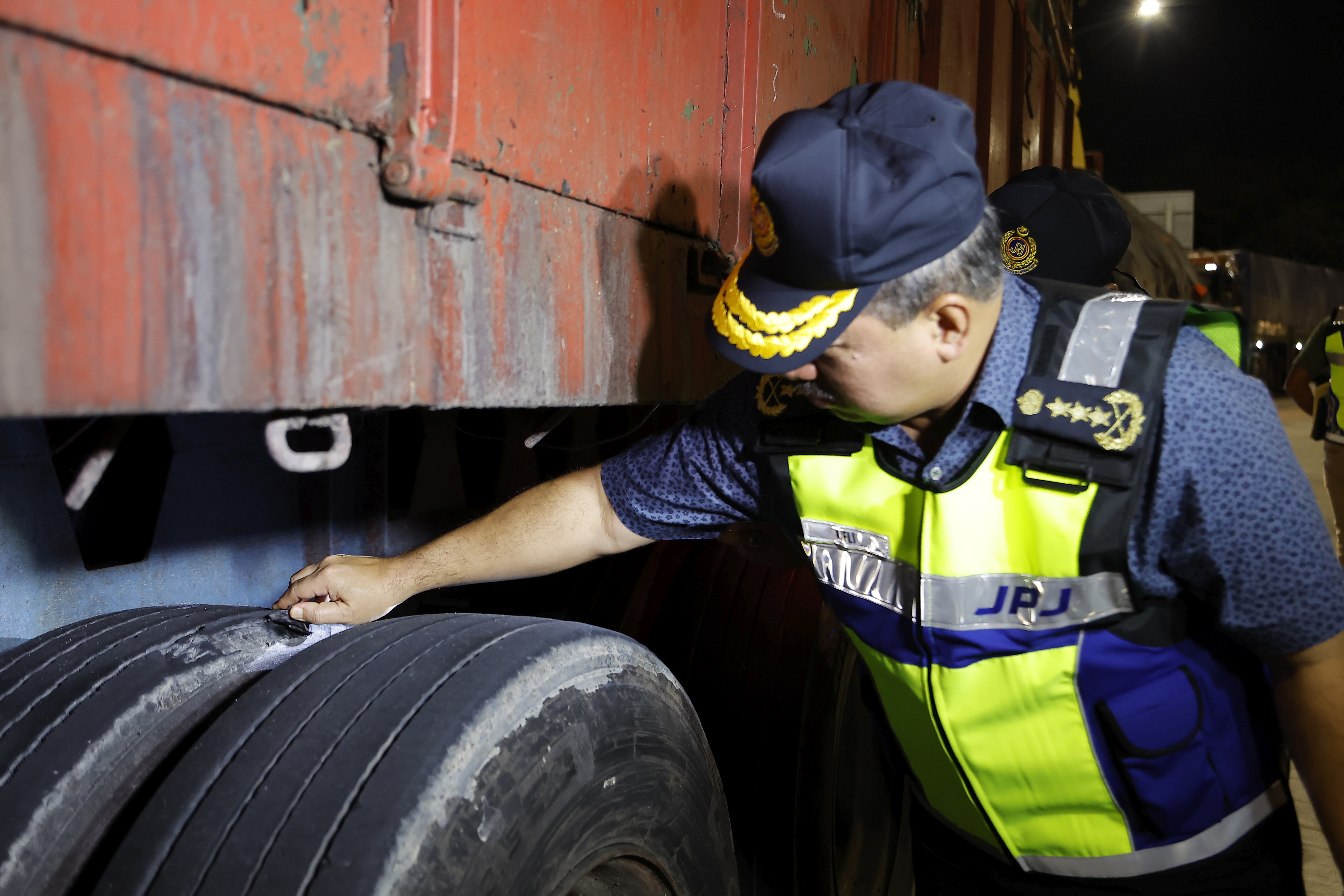 陆交局全国突击检查商用车 开逾1万罚单惩违规交通