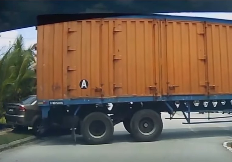 Treler langgar kereta ketika buat pusingan U, polis buka siasatan