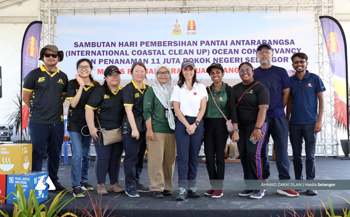 Tengku Zatashah sertai aktiviti bersih pantai, tanam pokok di Pantai Morib