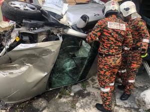 轿车失控司机死亡 妻子受轻伤
