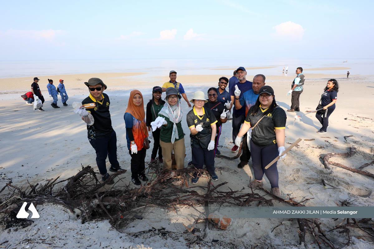 Tengku Zatashah sertai aktiviti bersih pantai, tanam pokok di Pantai Morib