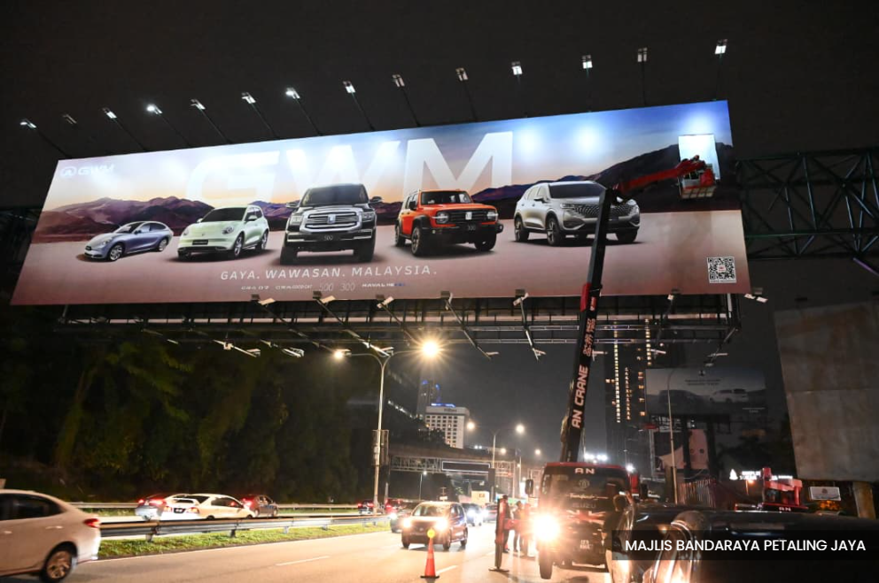 PJ mayor hits the ground to clamp down on illegal advertisements