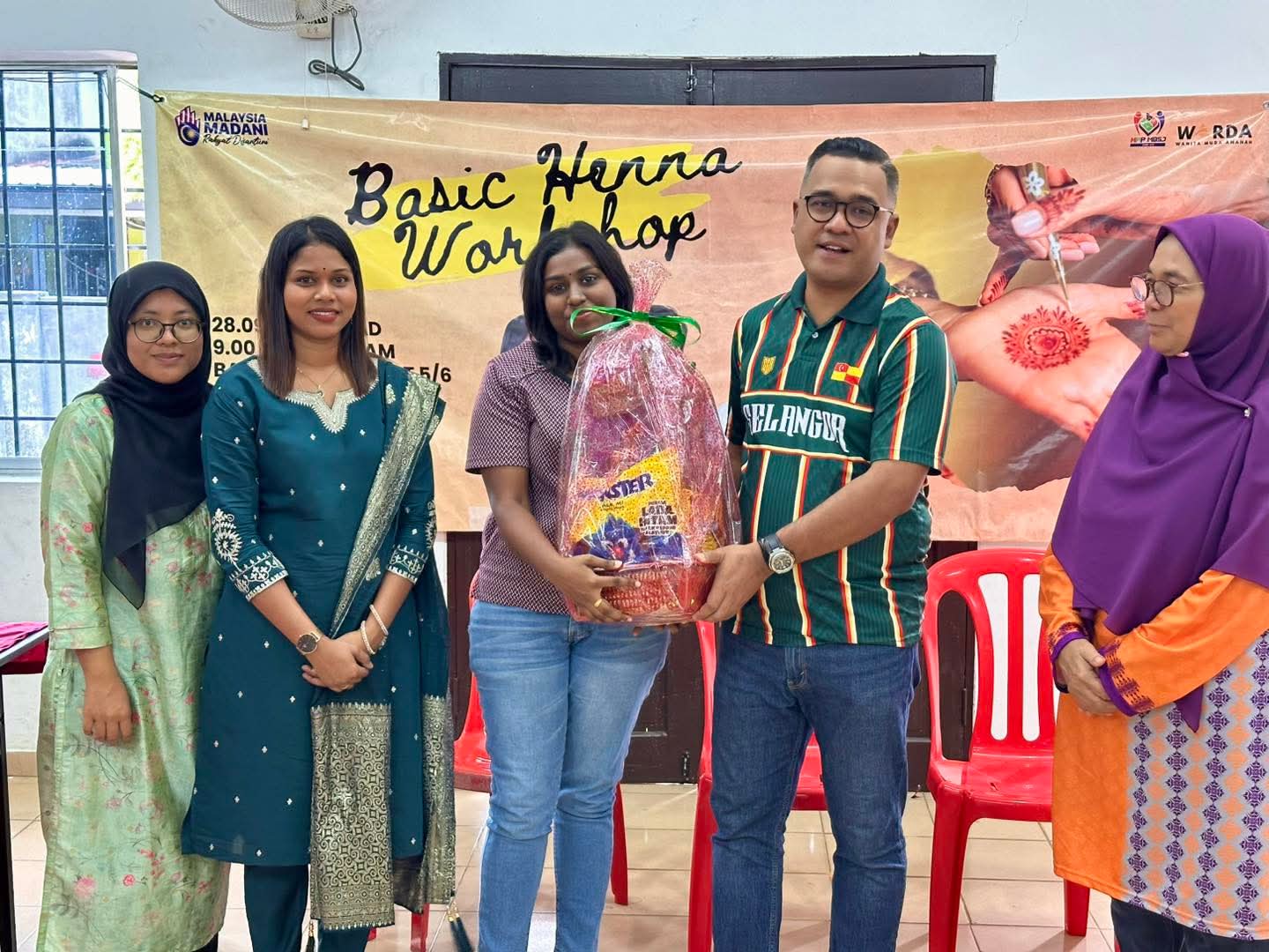 ஸ்ரீ செர்டாங் தொகுதியில் சேலை உடுத்தும் மற்றும் மருதாணி இடும்  பயிற்சி