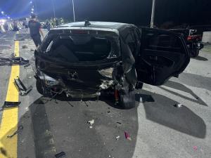 மூன்று கார்கள் சம்பந்தப்பட்ட விபத்தில் இளம் பெண் பலி - காராக் நெடுஞ்சாலையில் சம்பவம்