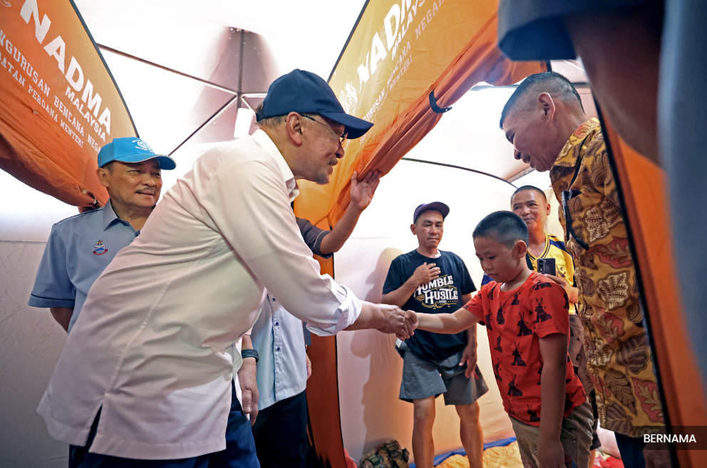 PM visits landslide, flood victims in Sabah
