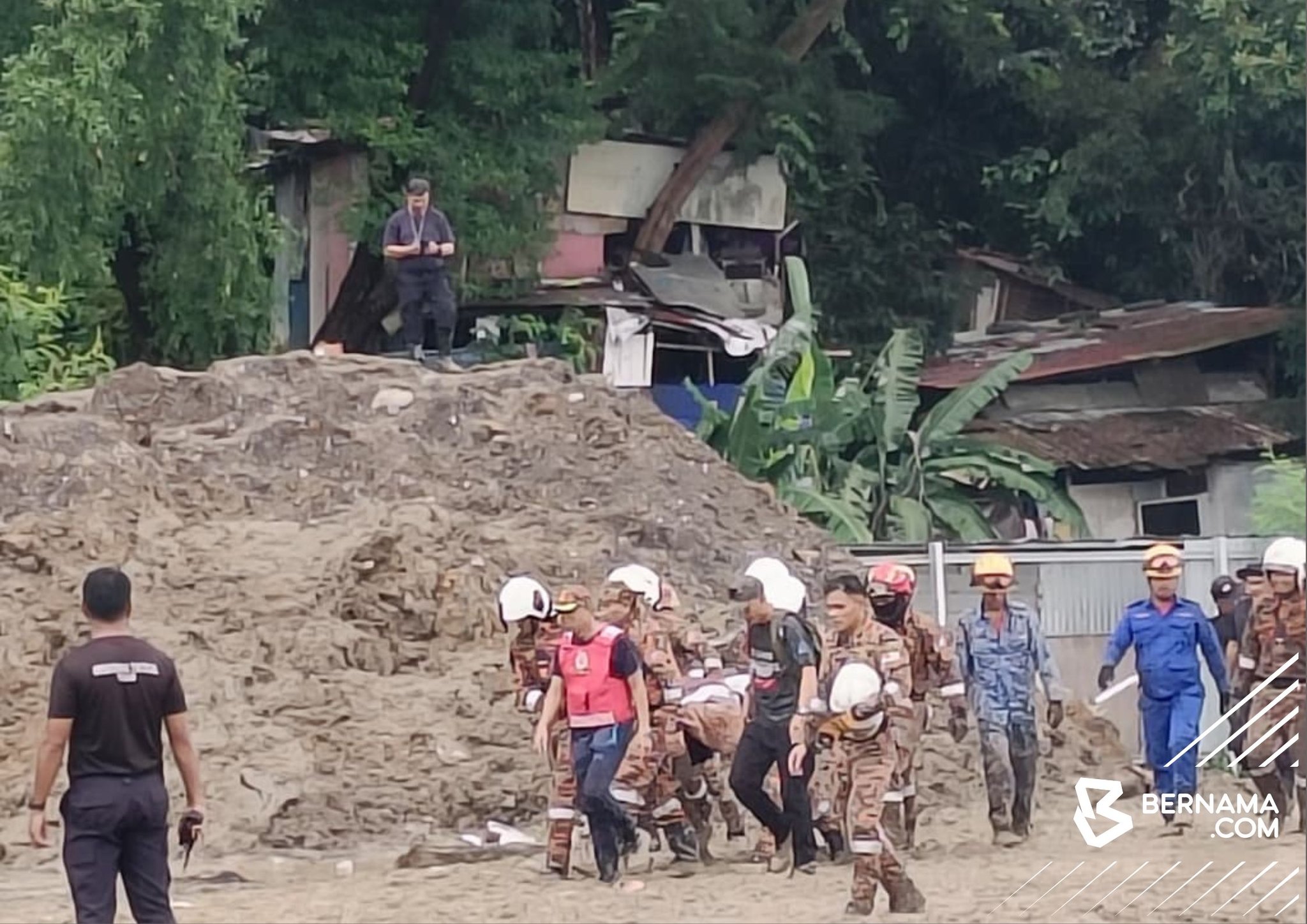 Dua individu tertimbus tanah runtuh hempap tiga rumah ditemukan maut