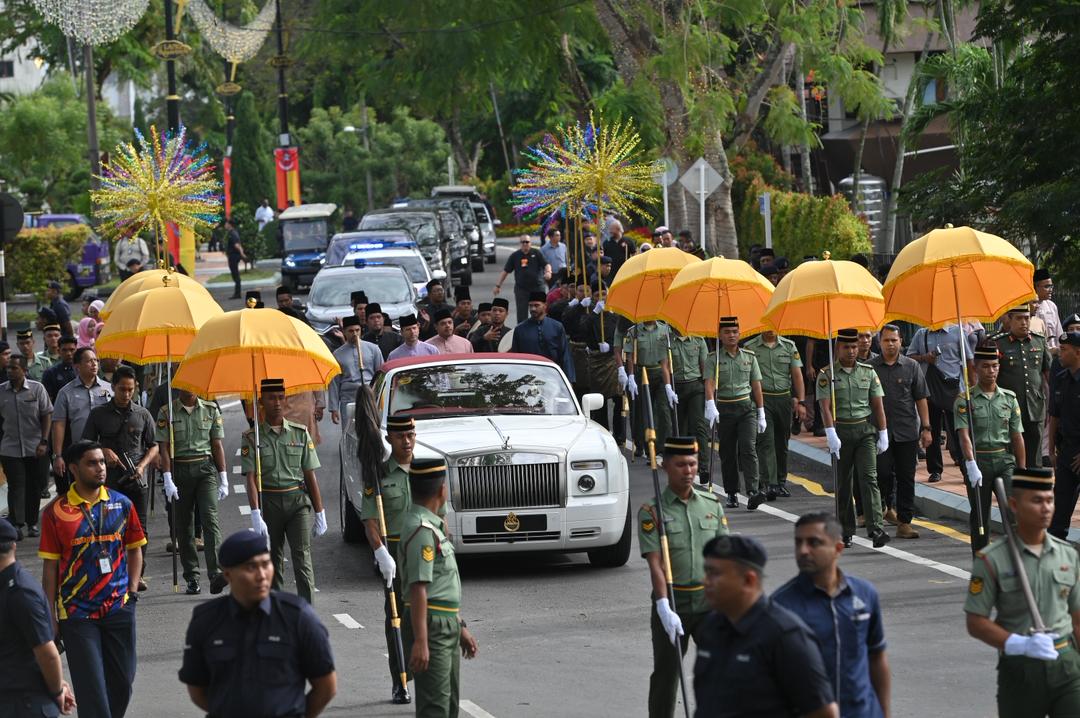 Tengku Amir Shah berkenan tinjau raptai penuh istiadat pernikahan